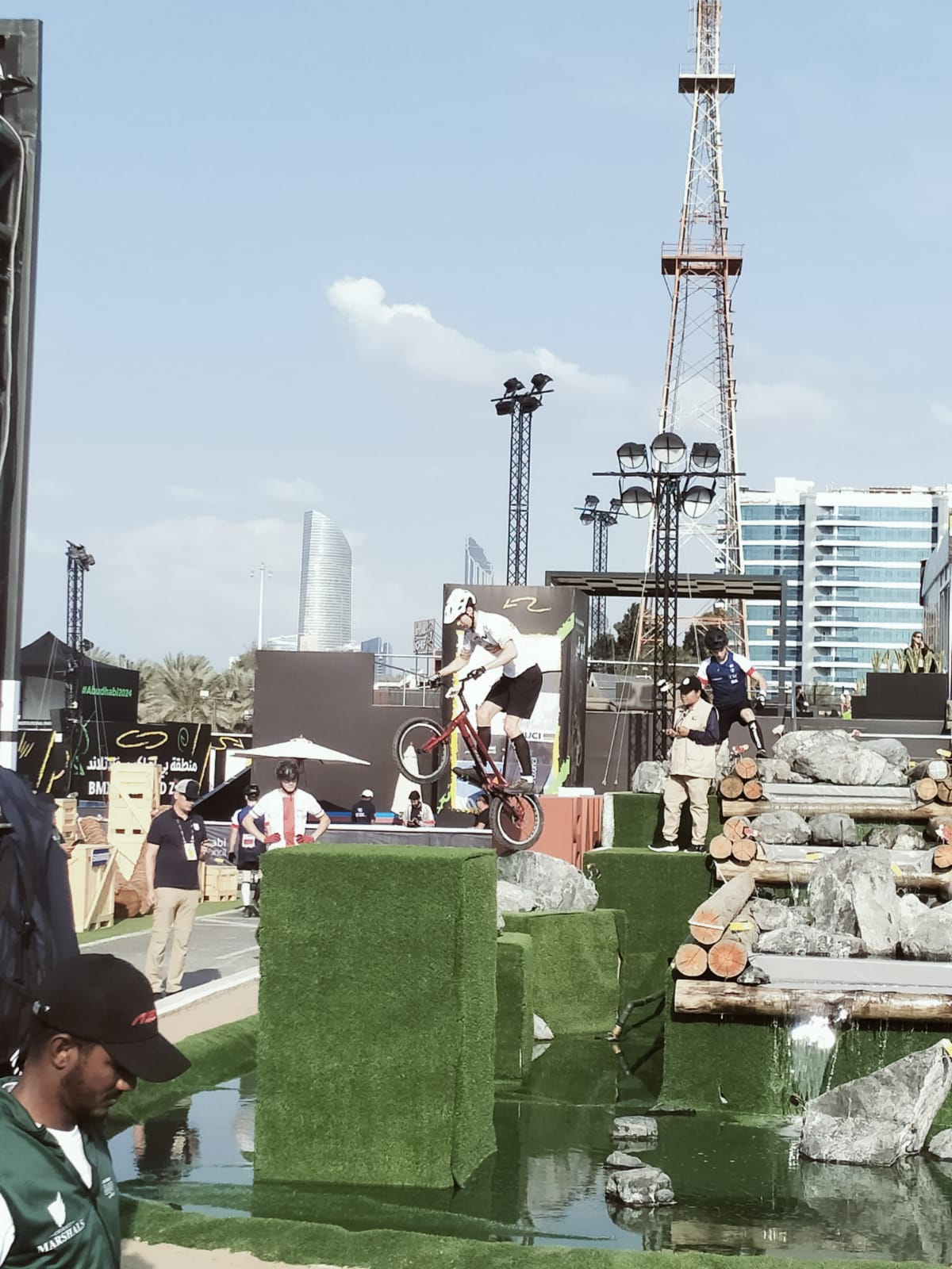 Mikel Azcona, en el Campeonato del Mundo de Trial Bici 2024: Un inicio prometedor con un final agridulce